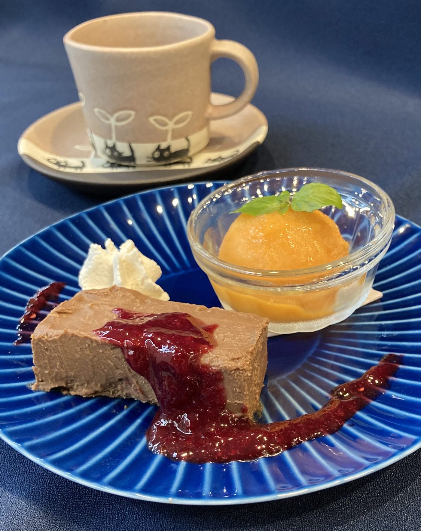 picture of raw chocolate cake set